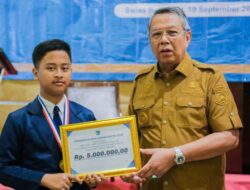 Benyamin Davnie Berikan Penghargaan kepada Siswa MTSN 1 Tangsel Peraih Medali Emas Robotik Tingkat Internasional