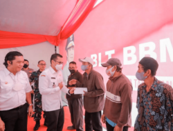 Dampingi Pj Gubernur Banten, Pilar Saga Ichsan Bagikan BLT BBM