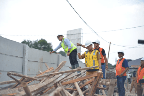 Wakil Wali Kota Pilar Saga Ichsan turun langsung meninjau pembangunan turap dan kolam retensi di Kampung Bulak (2)