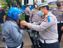 Operasi Zebra Jaya, Polres Tangsel Bagi-bagi Helm Hingga Sembako