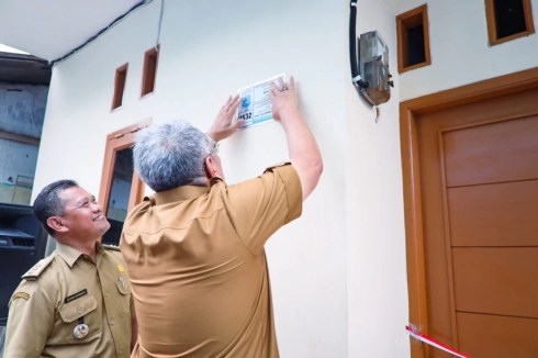 Benyamin Davnie - Pemkot Tangsel Bedah 22 Rumah Tak Layak Huni di Kecamatan Serpong (5) Benyamin Davnie - Pemkot Tangsel Bedah 22 Rumah Tak Layak Huni di Kecamatan Serpong (5)