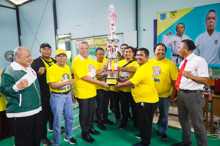 Wali Kota Tangerang Selatan Benyamin Davnie membuka kejuaraan Karate Piala Wali Kota Tangerang Selatan I Tahun 2022 yang digelar di GOR Darussalam Pamulang, Minggu (27/11).