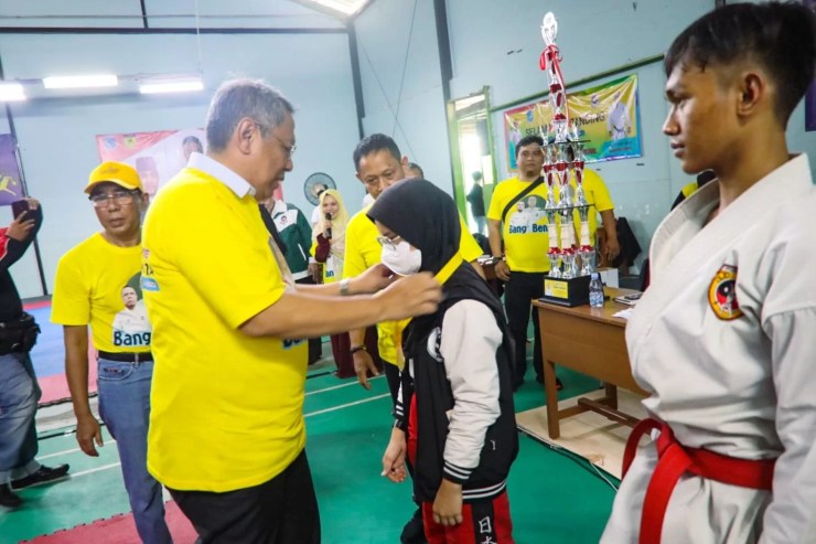 Wali Kota Tangerang Selatan Benyamin Davnie membuka kejuaraan Karate Piala Wali Kota Tangerang Selatan I Tahun 2022 yang digelar di GOR Darussalam Pamulang, Minggu (27/11).