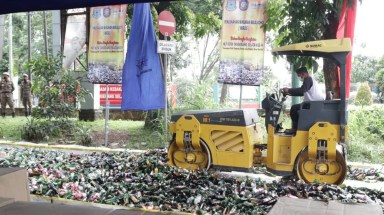 Pemkot Tangsel Bersama Forkopimda Musnahkan Ribuan Botol Miras (Benyamin Davnie-Pilar Saga Ichsan) (6) Pemkot Tangsel Bersama Forkopimda Musnahkan Ribuan Botol Miras (Benyamin Davnie-Pilar Saga Ichsan) (6)
