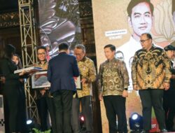 Wali Kota Benyamin Davnie Raih Penghargaan Satyalancana Dharma Aditya Karya Mahatva Yodha di Puncak HUT ke-14 Tangsel