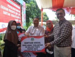 Dampingi Pj Gubernur Banten, Sekda Tangsel Bambang Noertjahjo Serahkan Bantuan ke Masyarakat