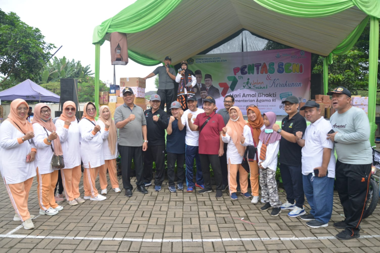 Benyamin Davnie melepas peserta jalan sehat kerukunan yang digelar oleh Kemenag Tangsel