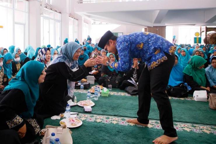 Pilar Saga Ichsan saat menghadiri pengajian rutin gabungan Majelis Taklim Tangerang Selatan di Masjid Al-I'tishom (1)