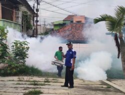Cegah Penyebaran DBD, Indah Kiat Tangerang Fogging Rumah Warga