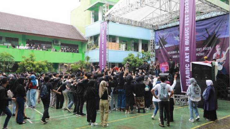 Pilar Saga Ichsan saat membuka Islamic Art and Music Fest 2023 di SMK Islamiyah Ciputat