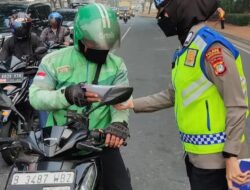 Operasi Zebra Jaya 2023, Sat Lantas Polres Tangsel Bagikan Masker dan Vitamin