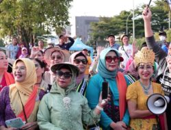Dihadiri Benyamin Davnie, Ribuan Warga Meriahkan Parade Budaya Tangsel Berkebaya