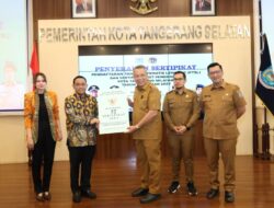 Benyamin Davnie Bersama Kantah Tangsel Serahkan Puluhan Sertipikat Tanah Milik Warga