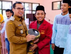 Dukung Kelancaran Kegiatan Keagamaan, Pilar Saga Ichsan Serahkan Bantuan untuk Hadroh