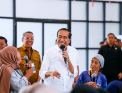 Benyamin Davnie Dampingi Presiden Jokowi Serahkan Bantuan Pangan di Tangsel