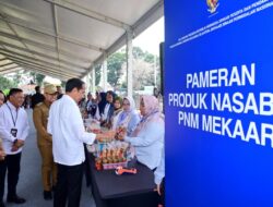 Benyamin Davnie-Pilar Saga Ichsan Dampingi Presiden Jokowi Temui Nasabah PNM Mekaar di Tangsel