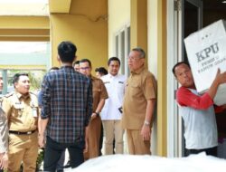 Benyamin Davnie-Pilar Saga Ichsan Cek Kesiapan Logistik KPU Jelang Pemungutan Suara