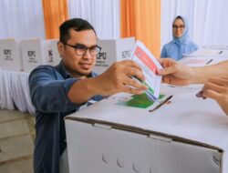 Pilar Saga Ichsan Gunakan Hak Pilihnya di TPS 28 Sutera Narada