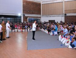 Presiden Jokowi Serahkan Bantuan Pangan kepada Masyarakat di Tangsel