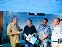 Benyamin Davnie Serahkan Santunan Kematian Jasa Raharja kepada Korban Kecelakaan Bus di Tol Cipali