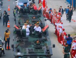 Benyamin Davnie-Pilar Saga Ichsan Naik Tank Menuju Lokasi Upacara Peringatan HUT ke-79 RI di Lapangan Batalyon Kavaleri 9/Surya Dharma Kala