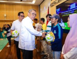 Dukung Perkembangan Sepak Bola, Benyamin Davnie Serahkan Bantuan 1000 Jersey dan 1.500 Bola untuk 38 SSB se-Tangsel