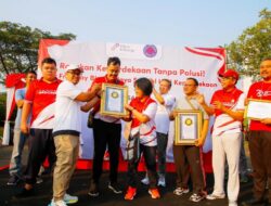Pecahkan Rekor Dunia, Pilar Saga Ichsan Serahkan Penghargaan untuk Grup Band ABK I’M Star di CFD Bintaro