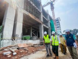 Pilar Saga Ichsan Tinjau Pembangunan SDN Ciputat 1, Optimis Proyek Selesai Lebih Cepat