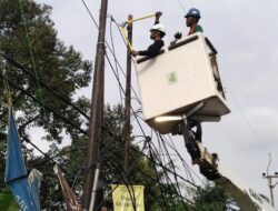 DSDABMBK Tangsel Putus Kabel Optik di Jalan Merpati Raya