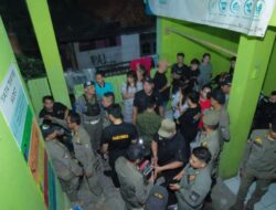 Gelar Razia, Satpol PP Tangsel Amankan Belasan Pelaku Prostitusi dan Sita Ratusan Botol Miras