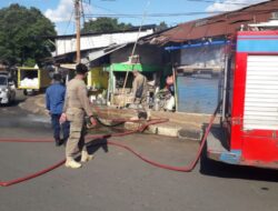 PKL Pasar Ciputat Ditertibkan, Damkar Tangsel Lakukan Penyiraman Area