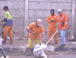 Pasca Pertiban PKL, DLH Tangsel Gelar Operasi Bersih Pasar Ciputat