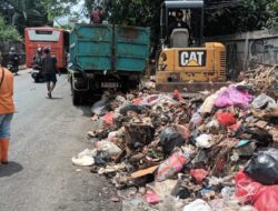 Gelar Operasi Bersih, DLH Tangsel Angkut Sampah yang Menumpuk di Pasar Cimanggis Ciputat