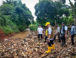 Turun Langsung, Pilar Pastikan Tumpukan Sampah di Kali Angke Serpong Dibersihkan
