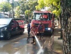 Banjir Surut, Pemkot Tangsel Lakukan Pembersihan Lumpur di Jalan Terdampak