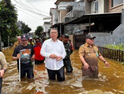 Wali Kota Benyamin Temui Warga Terdampak Banjir di Pondok Maharta