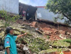 Warga Puri Pamulang Terdampak Longsor Turap, Pemkot Tangsel Salurkan Bantuan Logistik