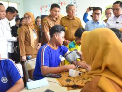 Wali Kota Benyamin Bersama Kepala PCO Hasan Nasbi Tinjau Pelaksanaan Kick Off CKG di SMAN 6 Tangsel