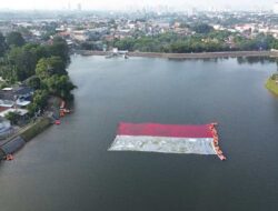 Bendera Merah Putih Raksasa Berkibar di Situ Gintung