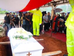 Zetro Leonardo Putra Diplomat KBRI Peru Dimakamkan di TPU Sari Mulya