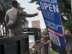 Satpol PP Tangsel Tertibkan Reklame Ilegal di Alam Sutera dan Bintaro