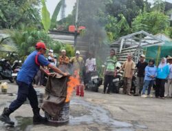 Indah Kiat Tangerang Bersama Damkar Tangsel Gelar Edukasi Pemadaman Kebakaran di Serpong Utara