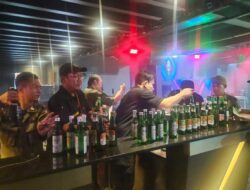 Operasi Gabungan, Satpol PP Tangsel Sita Ratusan Botol Miras dari Toko Jamu dan Tempat Hiburan
