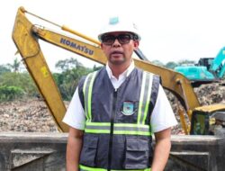 Sampah Tangsel Menumpuk, Pemkot Tangani Sementara dengan Penutupan Terpal dan Penyemprotan Anti Bau Sambil Menata TPA Cipeucang