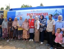 PMI Tangsel Salurkan 16.000 Liter Air Bersih untuk Warga Terdampak Kekeringan di Kelurahan Keranggan