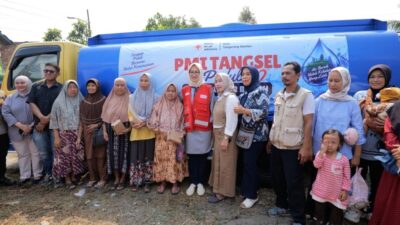 PMI Tangsel Salurkan 16.000 Liter Air Bersih untuk Warga Terdampak Kekeringan di Kelurahan Keranggan